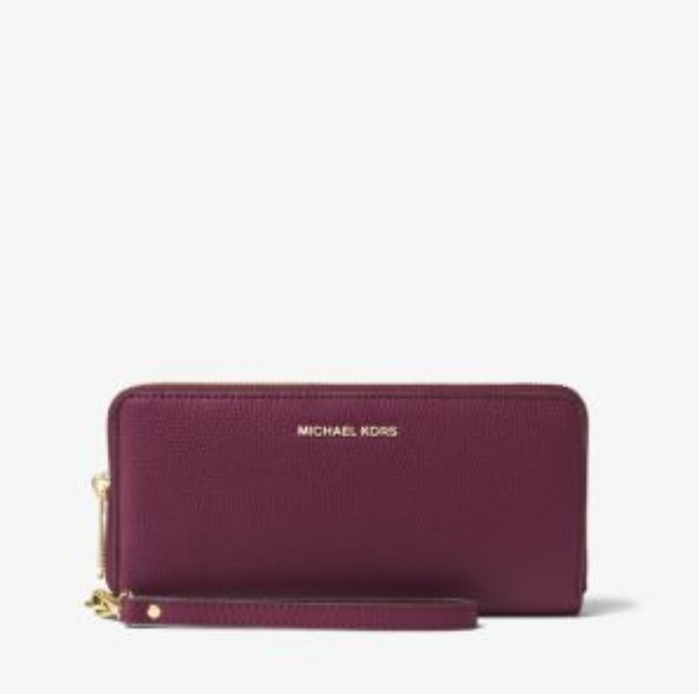 NWT! MICHAEL KORS
Leather Cont. Wristlet $168